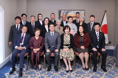 Photograph of the Prime Minister receiving a courtesy call from Japanese Canadians (2)