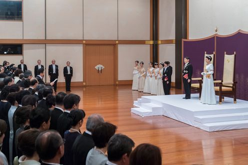 Photograph of the Prime Minister delivering remarks on behalf of the people of Japan (1) (photo courtesy of the Imperial Household Agency)