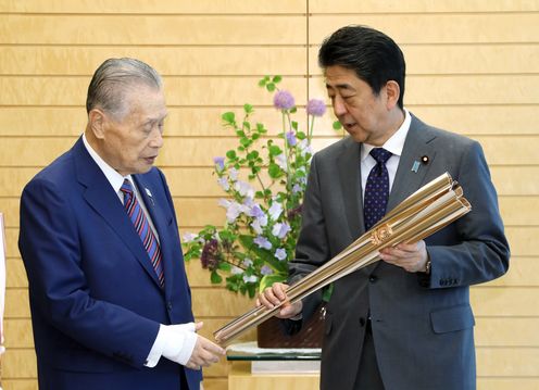 Photograph of the Prime Minister receiving the courtesy call (2)