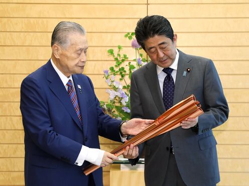 Photograph of the Prime Minister receiving the courtesy call (3)