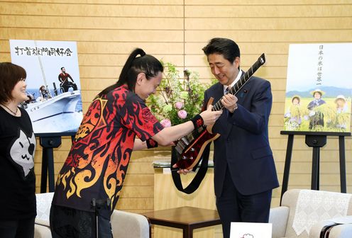 Photograph of the Prime Minister receiving the courtesy call (2)