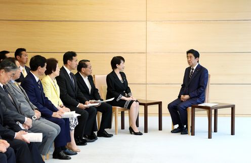 Photograph of the Prime Minister receiving the proposal (3)