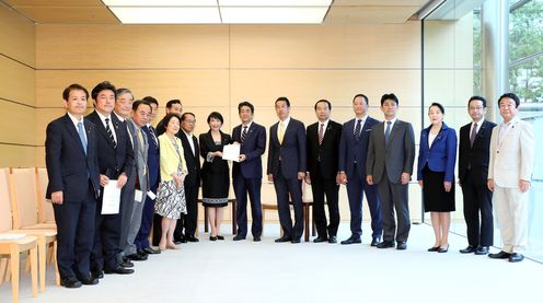 Photograph of the Prime Minister receiving the proposal (4)