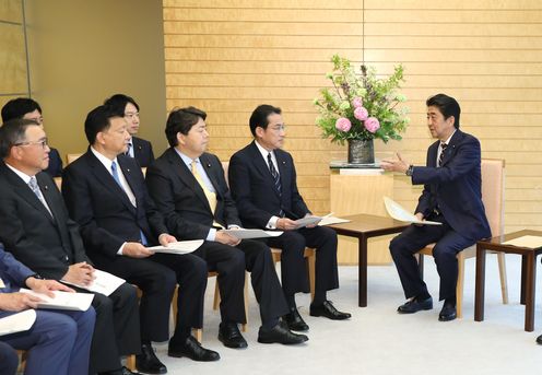 Photograph of the Prime Minister receiving the proposal (3)