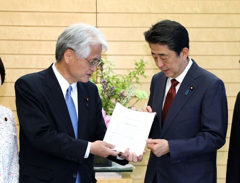 Photograph of the Prime Minister receiving the proposal (1)