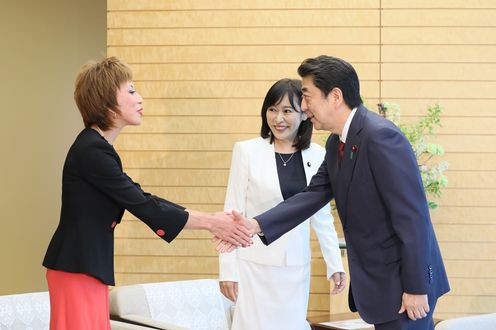 Photograph of the Prime Minister receiving the courtesy call (2)