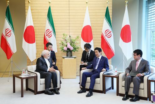 Photograph of the Prime Minister receiving the courtesy call (2)