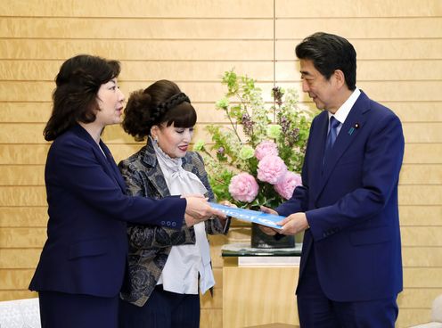 Photograph of the Prime Minister receiving the courtesy call (2)