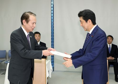 Photograph of the Prime Minister receiving the proposal (1)