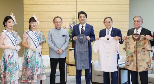 Photograph of the Prime Minister being presented with a kariyushi shirt (1)