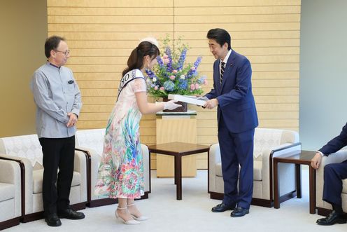 Photograph of the Prime Minister being presented with a kariyushi shirt (2)