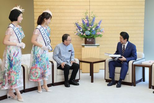 Photograph of the Prime Minister being presented with a kariyushi shirt (4)