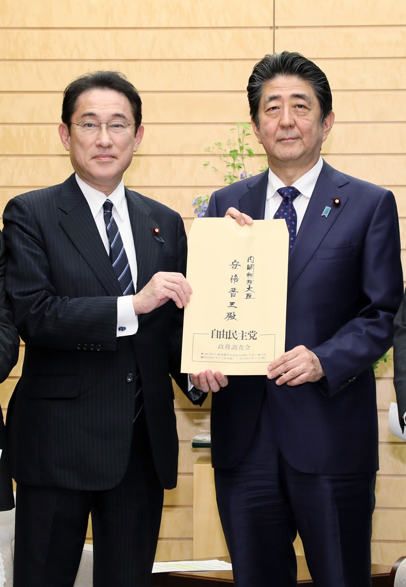 Photograph of the Prime Minister receiving the proposed vision (2)