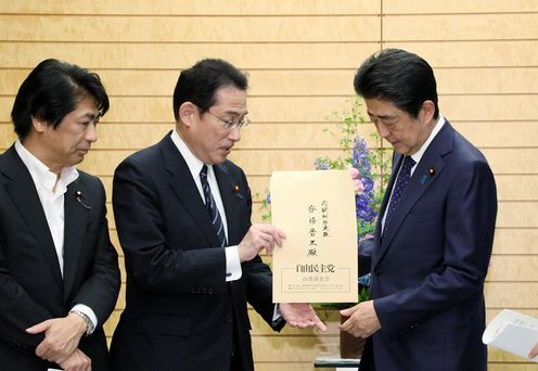 Photograph of the Prime Minister receiving the proposed vision (3)