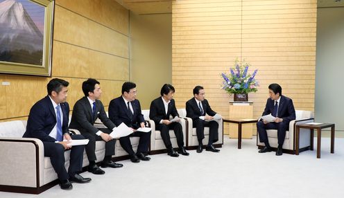 Photograph of the Prime Minister receiving the proposed vision (5)