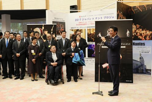 Photograph of the Prime Minister delivering an address (2)