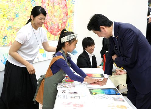 Photograph of the Prime Minister interacting with participants (5)