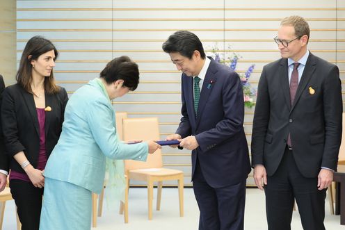 Photograph of the Prime Minister receiving the courtesy call (3)