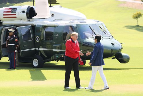 Photograph of the Prime Minister greeting the President (1)