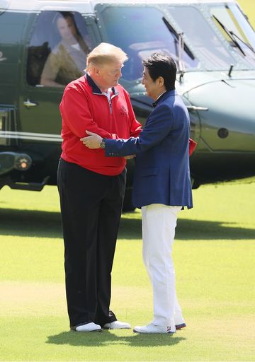 Photograph of the Prime Minister greeting the President (2)