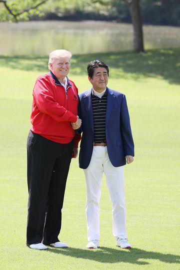 Photograph of the Prime Minister greeting the President (5)