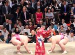 Photograph of the leaders and their wives watching the grand sumo tournament (1)