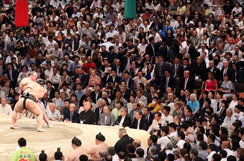 Photograph of the leaders and their wives watching the grand sumo tournament (2)