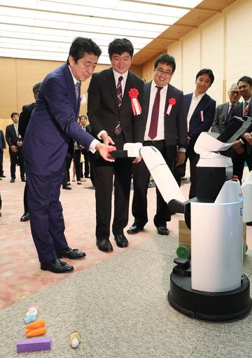 Photograph of the Prime Minister visiting an award winner’s exhibit (1)