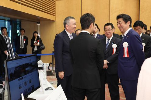 Photograph of the Prime Minister visiting an award winner’s exhibit (2)