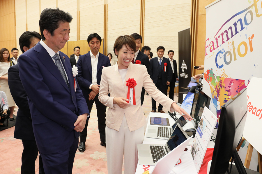 Photograph of the Prime Minister visiting an award winner’s exhibit (3)