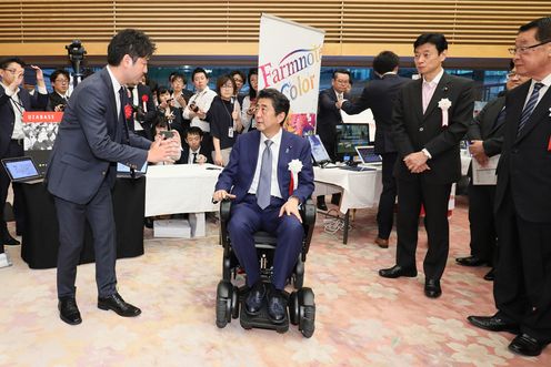 Photograph of the Prime Minister visiting an award winner’s exhibit (4)