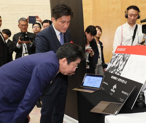 Photograph of the Prime Minister visiting an award winner’s exhibit (5)