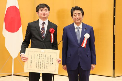 Photograph of the Prime Minister taking a commemorative photograph with award winners