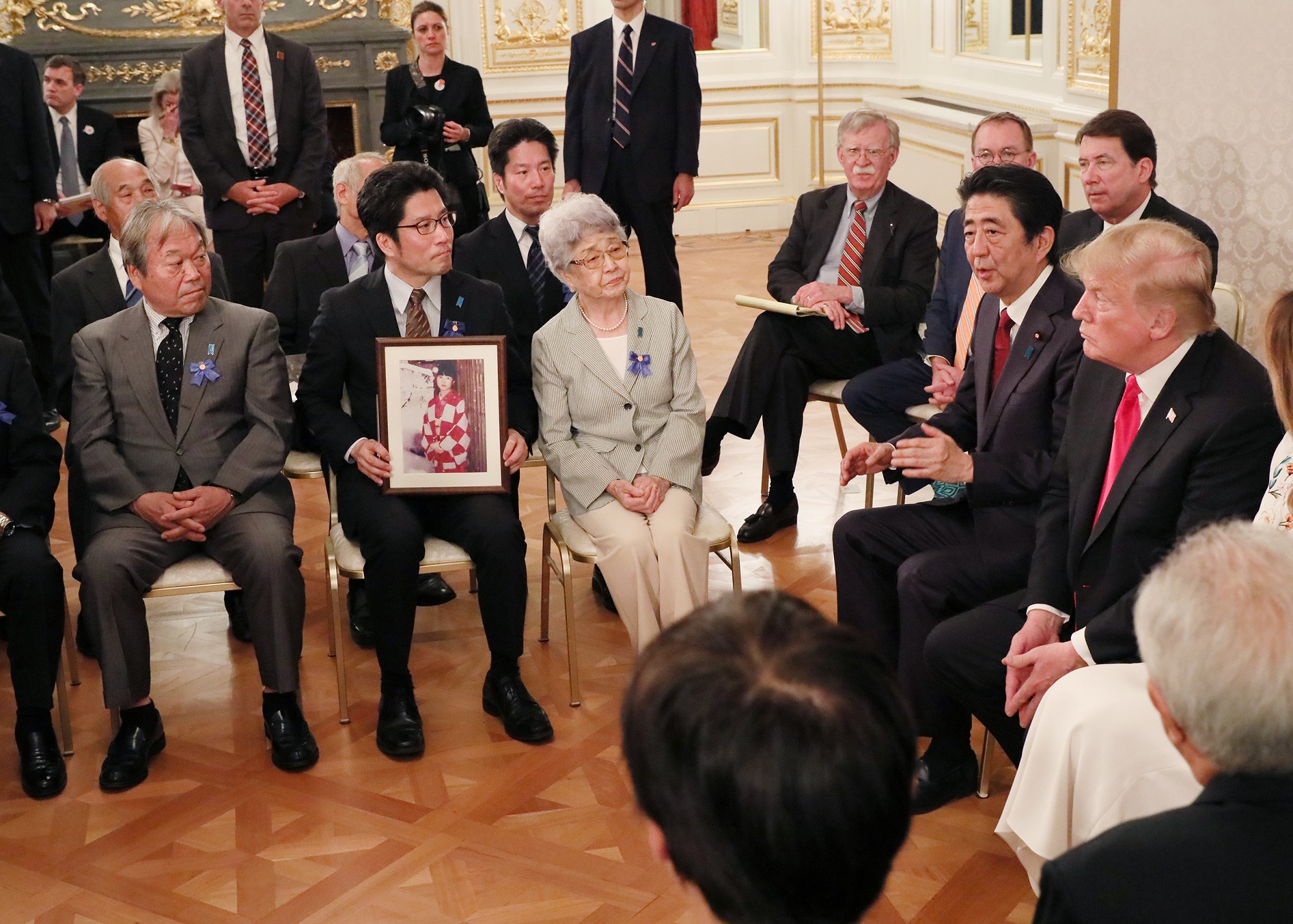 Photograph of the leaders meeting with families of abductees (3)