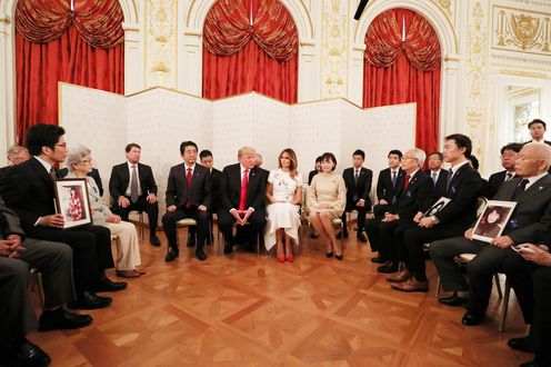 Photograph of the leaders meeting with families of abductees (4)