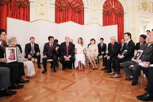 Photograph of the leaders meeting with families of abductees (5)