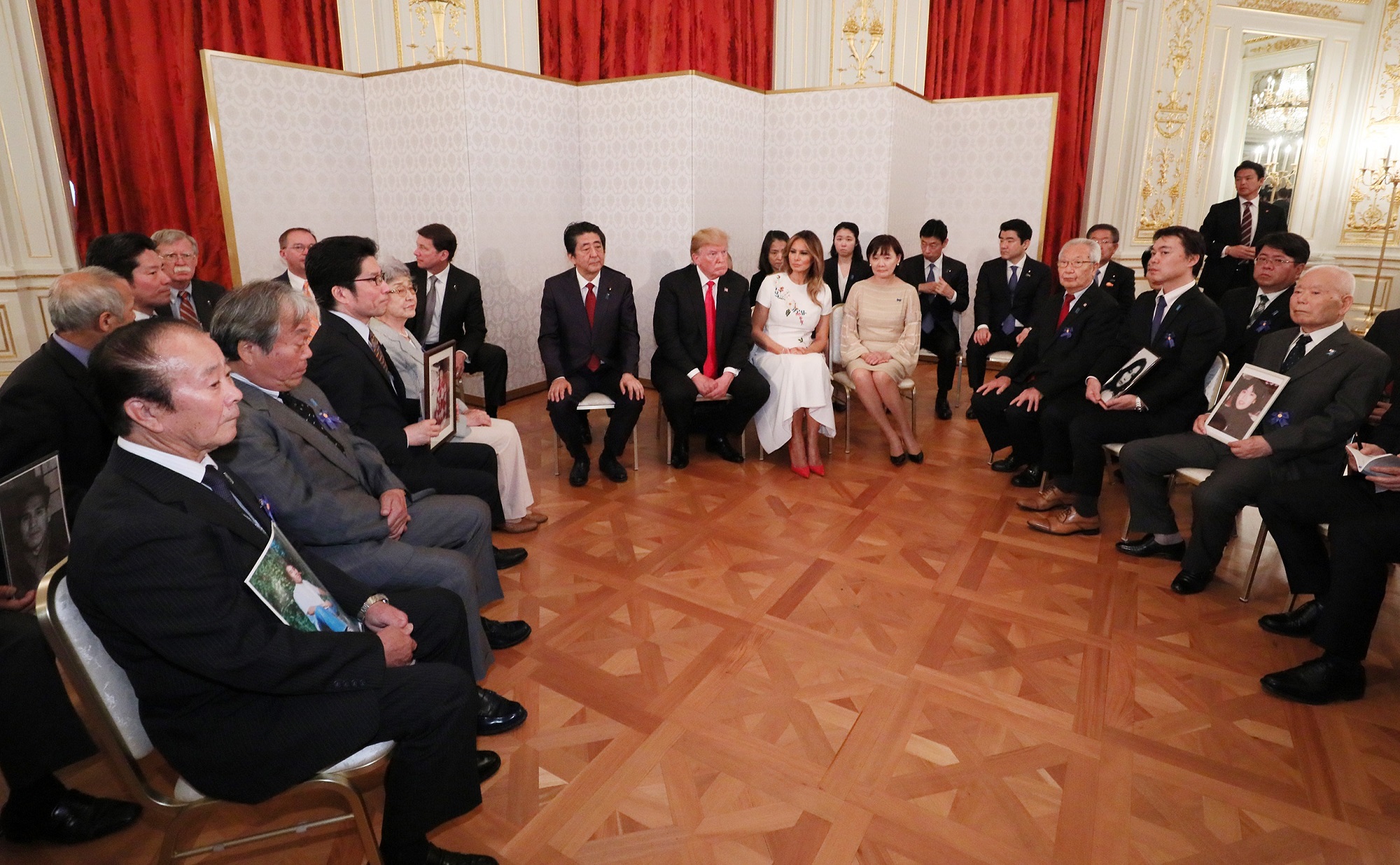 Photograph of the leaders meeting with families of abductees (6)