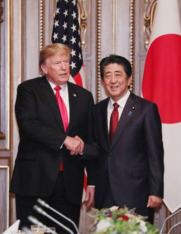 Photograph of the leaders shaking hands