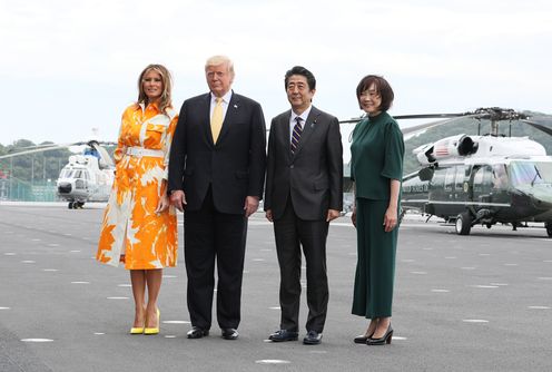 Photograph of the leaders and their wives visiting JS Kaga (1)