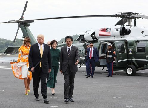 Photograph of the leaders and their wives visiting JS Kaga (2)