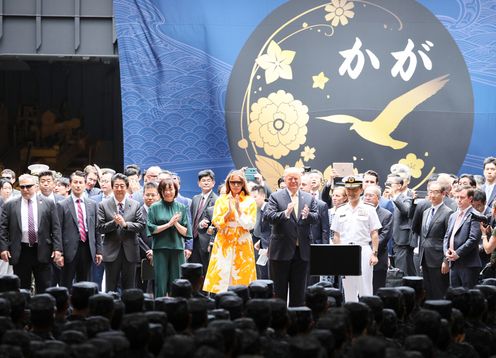 Photograph of the leaders and their wives visiting JS Kaga (3)