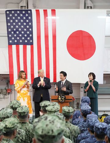 Photograph of the leaders encouraging the personnel (4)