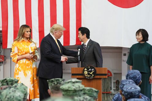 Photograph of the leaders shaking hands