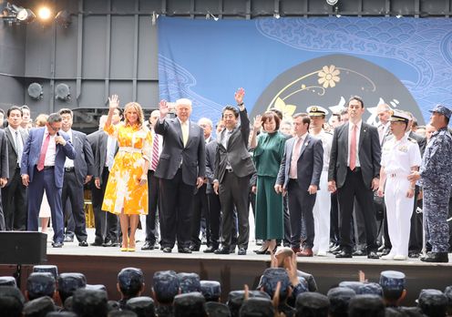 Photograph of the leaders and their wives visiting JS Kaga (4)