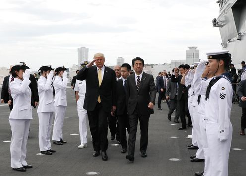 Photograph of the leaders and their wives visiting JS Kaga (5)