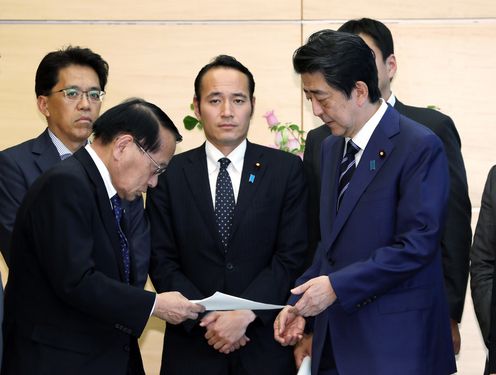 Photograph of the Prime Minister receiving the proposal (2)