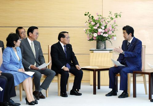 Photograph of the Prime Minister receiving the proposal (3)