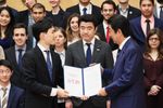 Photograph of the Prime Minister receiving the Y20 policy recommendations (1)