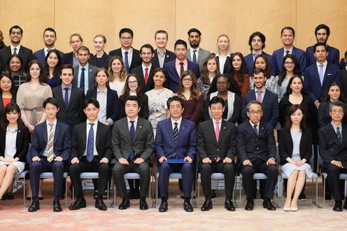 Photograph of the Prime Minister attending a commemorative photograph session