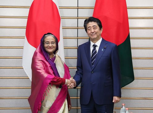 Photograph of the leaders shaking hands